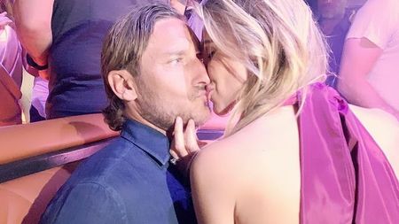 Divorț șoc în lumea fotbalului: celebrul Francesco Totti o părăsește după 17 ani pe Ilary Blasi pentru o altă bombă sexy! Cum arată femeia care îl consolează pe fostul căpitan al celor de la AS Roma | GALERIE FOTO