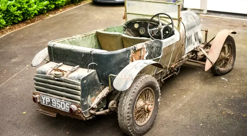 A găsit un Bentley părăsit de 60 de ani într-un garaj și a dat norocul peste el. Mașina plină de praf e din 1926 și costă o adevărată avere