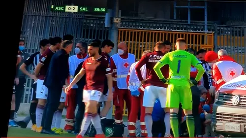 Moment șocant în Serie B: Un fotbalist s-a prăbușit pe teren în timpul unui meci! Colegii și adversarii au intervenit de urgență să-l salveze. Ce a urmat | VIDEO