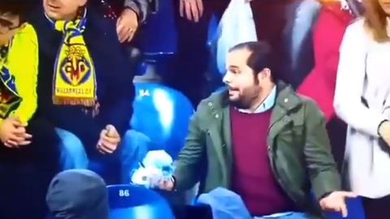 A vrut să facă un gest frumos, dar i-a indus pe toți în eroare! Un fost star al lui Arsenal și-a aruncat tricoul în galeria echipei adverse! Reacția genială a suporterului „norocos” | VIDEO