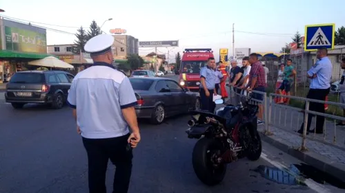 VIDEO | Incident incredibil! Șoferul unui BMW a tras mașina în fața unui motociclist, iar apoi a vrut să-i aplice o corecție fizică împreună cu prietenii săi! Motociclistul a luptat în galele K1 și a făcut parte din trupele speciale