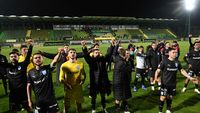 Jucătorii Universităţii Craiova n-au primit invitaţie la mici şi bere de la antrenorul Coelho, dar s-au destins la un meci de play-off