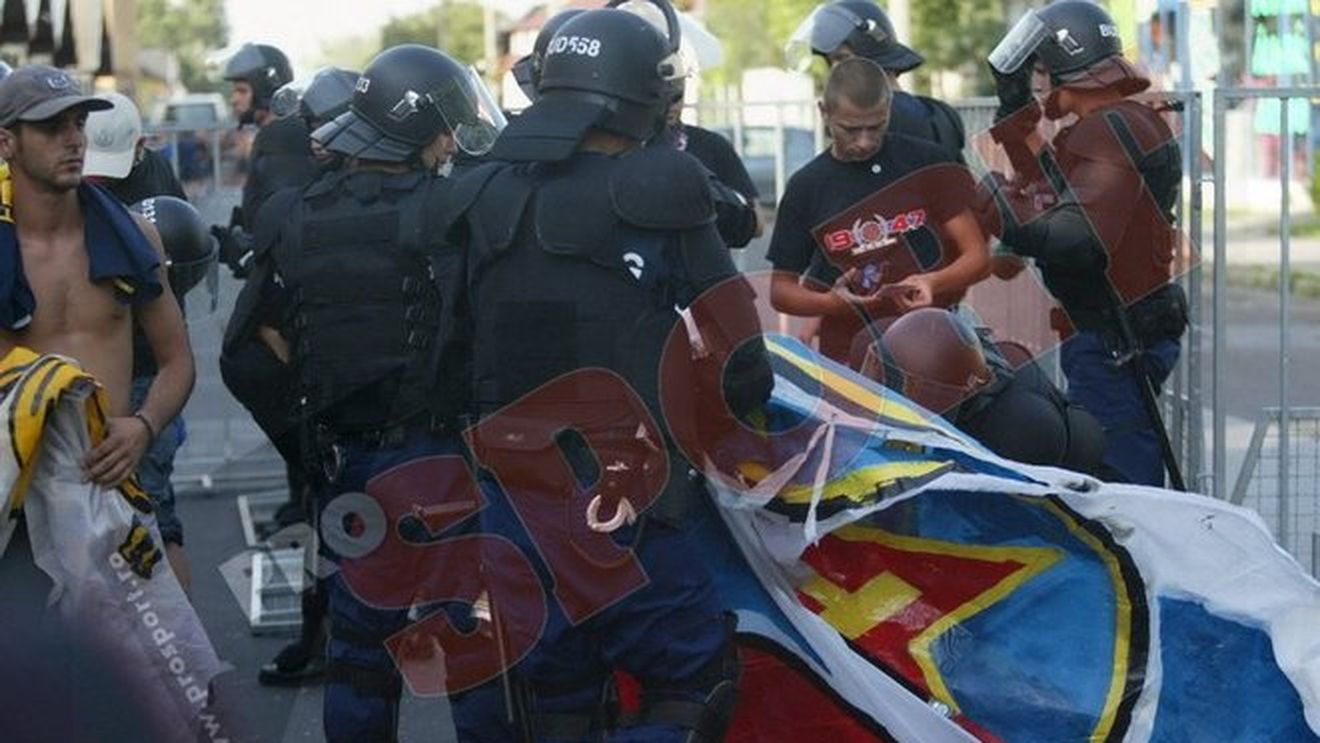 VIDEO Galeria Stelei, blocată de jandarmi!** "Nu am produs incidente! De ce am fost dati jos?"
