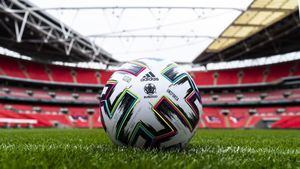 UEFA a prezentat mingea oficială pentru EURO 2020: "Ne străduim să reliefăm cultura, să scoatem în evidență spiritul străzii pe care-l putem etala cu mândrie pe stadion"