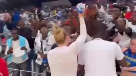 Fiica vitregă a lui Laurențiu Reghecampf și-a scos tricoul în fața fanilor și l-a aruncat în tribune! A creat nebunie generală în Congo când a rămas fără el: „Mulțumesc, legendă!”