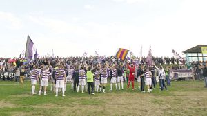 Alb-violeții, în delir: Poli e pe primul loc!** VIDEO Spectacolul oferit de fani i-a impresionat până și pe englezi: "Ce scene nebune la un meci de liga a V-a" 