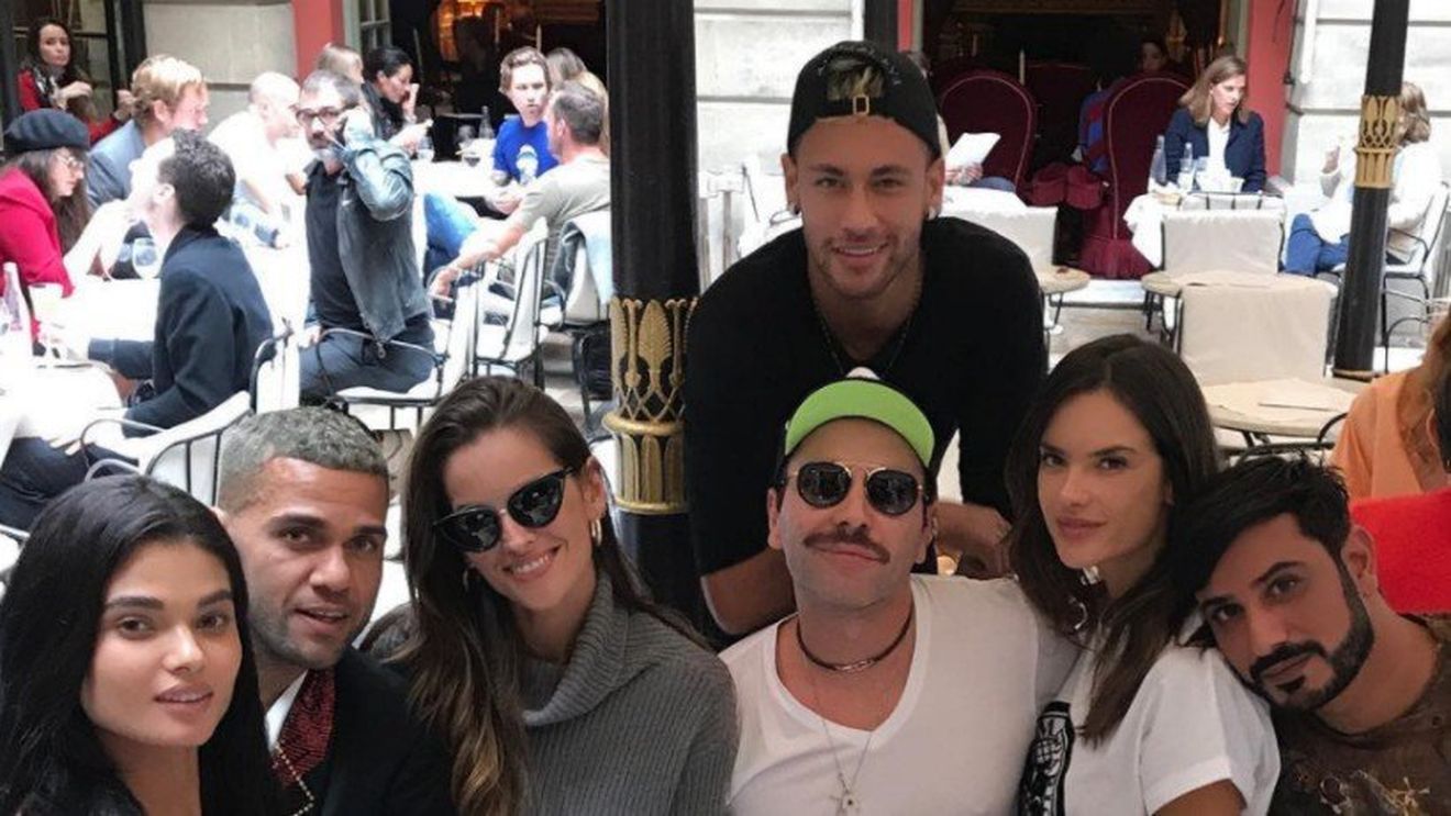 Super-modelul de la Victoria's Secret s-a dezbrăcat de secrete: "Cu Neymar m-aș mărita, iar pe Cristiano Ronaldo l-aș săruta!"