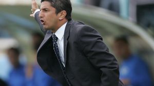 "Răzvan ar putea să antreneze oricând Steaua! Dorinel s-a grăbit când a venit!"CE CREZI?