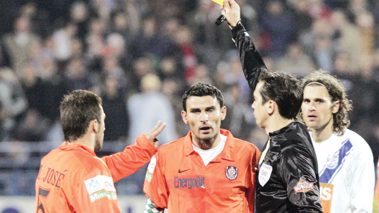 Trică: „Ieșiți de pe teren!"