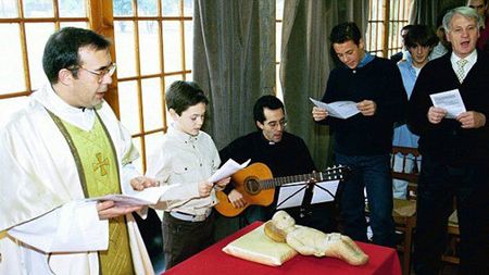 Provocarea zilei: cine este puștiul de lângă preot? :) Indiciu: a luat 5 titluri în Spania până la 27 de ani