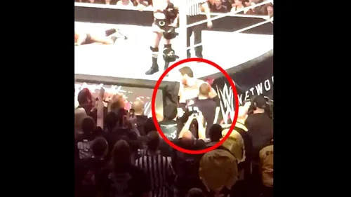 VIDEO | Rooney a pălmuit un luptător de wrestling în timpul unei gale din Manchester. Cum a reacționat Wade Barret