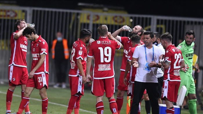Dezvăluirile incredibile ale unui oficial de la Dinamo: „Eram pe drum spre stadion, dar m-am întors când am aflat primul 11”. Critici dure pentru jucători: „Lotul e sub orice critică!”