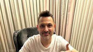 Mirel Rădoi, la un pas de ceartă cu soția după ce a făcut împrumut la bancă pentru a cumpăra un Bentley: „Tu ești nebun? Toată lumea face credite ca să își ia apartament”. Argumentul incredibil pe care i l-a oferit fostul selecționer