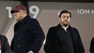 Victor Angelescu s-a dus peste Radu Petrescu, după Rapid - FCSB 1-2. Cristi Săpunaru ar fi făcut scandal: „Jegosul ăsta nu va mai arbitra aici niciodată”