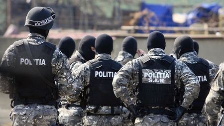 VIDEO Așa ceva nu s-a mai văzut în România: 22 de fotbaliști, "puși la pământ" de trupele speciale chiar în timpul meciului