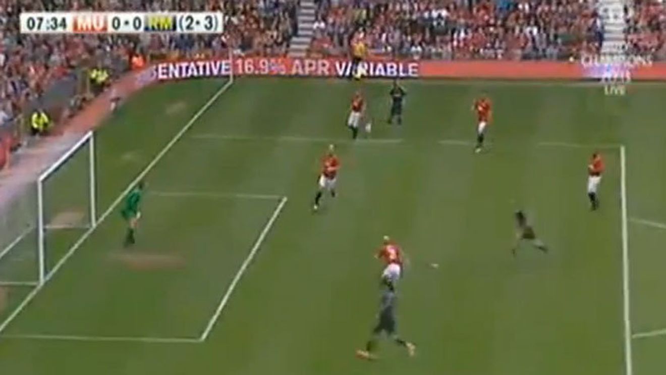 VIDEO: S-a întâmplat azi! O scenă ce pare ruptă din altă vreme: Zidane reia, scoate Van Der Sar