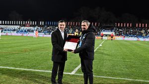 Moldovenii și-au arătat aprecierea pentru Gheorghe Hagi! Ce premiu i-au acordat „Regelui” | FOTO