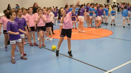 25 la sută din legitimații la nivel național. CSM București și-a prezentat "grădinița" de handbal, una care a atins o cifră record: 1.440 de copii legitimați. Căliman: "Am vrut să-i arătăm și domnului Gațu că suntem 2.000 de handbaliști"