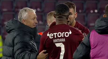 Doi fotbaliști de la CFR Cluj au oferit imagini cum rar se văd, chiar pe gazon! Dan Petrescu a intervenit