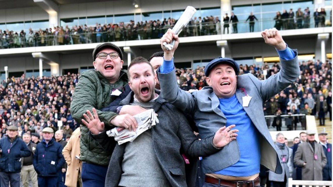 În plină isterie privind pandemia de coronoravirus, englezii s-au distrat la un eveniment hipic. În tribune au fost 60.000 de oameni | FOTO