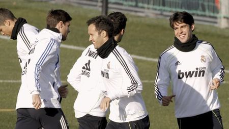 VIDEO Real Madrid și-a prezentat echipamentul oficial!** Îi vom vedea pe Cesc și "Kun" Aguero jucând în alb?