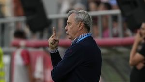 Fotbalistul pentru care Gigi Becali plătea 800.000 de euro nu a prins ultimul tren la UTA, dar e așteptat să semneze fundașul de bandă de la CFR Cluj. Cu ce jucători a plecat Mircea Rednic în cantonamentul din Slovenia