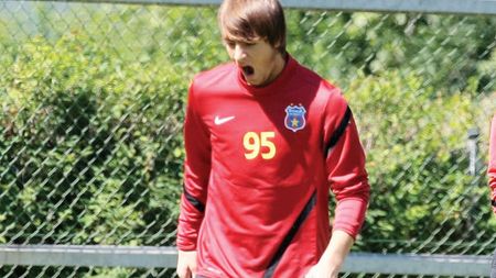 Un altfel de fotbalist! EL e stelistul care regretă că e în cantonament,** se bucura la alocația de elev, merge cu tramvaiul și e fan Dani Coman