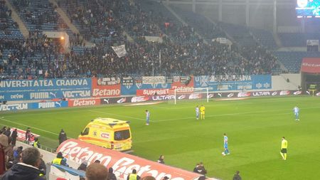 Momente de panică pe stadionul Ion Oblemenco: medicii de pe salvare, chemați să intervină de urgență în Peluza Nord Craiova! Meciul a fost întrerupt câteva minute de Kovacs