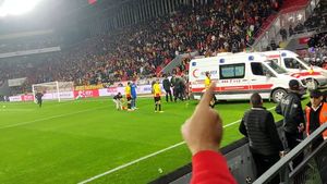 Scene îngrozitoare în Turcia! Un fan l-a băgat în spital pe portar după ce i-a rupt steagul de la colțul terenului în cap | VIDEO