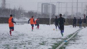 4-4, ca la teatru! ACS Poli a făcut egal într-un amical cu o echipă de Liga a III-a, pe un teren acoperit de zăpadă. Ce a spus Leo Grozavu