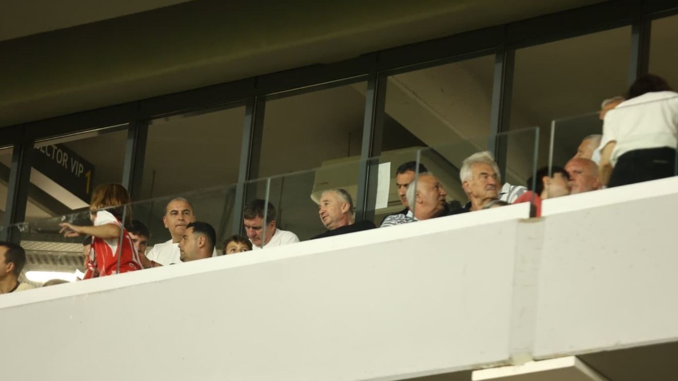 Imaginile serii la Dinamo - U Cluj: Gică Hagi şi Dan Petrescu, unul lângă altul pe Arcul de Triumf!