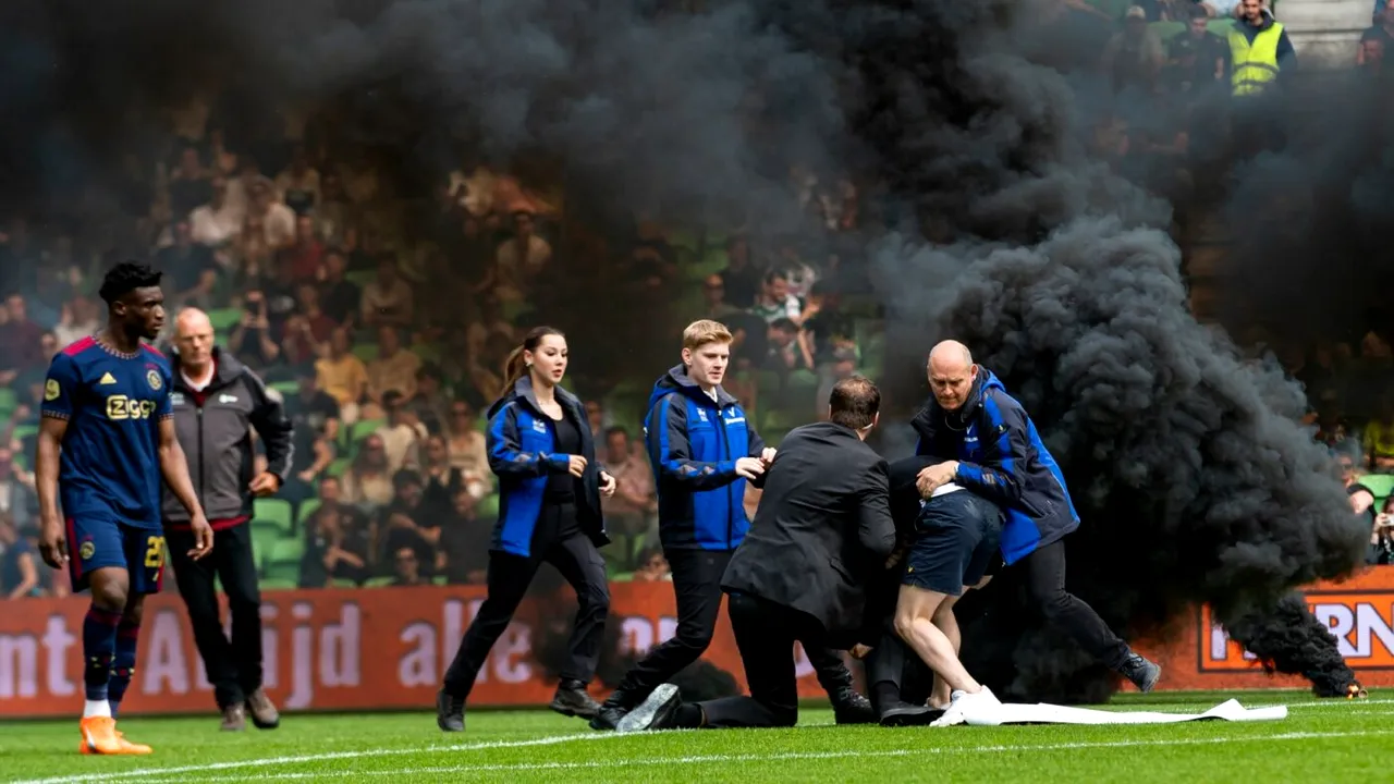 Clipe de panică în Olanda: partida Groningen - Ajax a fost suspendată după doar 10 minute! Fanii au aruncat zeci de grenade fumigene și au făcut prăpăd pe stadion | VIDEO