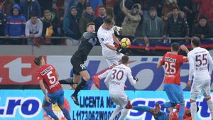 EXCLUSIV | "Sunt convins că n-a dormit două nopți. Ar fi simțit și dacă intra o muscă în stadion". Pe umerii cui a căzut misiunea șlefuirii talentului pur care și-a băgat colegii în ședință la meciul cu Lazio: "E tatăl lui acum!"