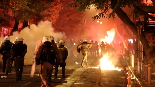 Bătaie generală, foc și fum pe străzile din Atena. VIDEO Poliția elenă nu face față ultrașilor de la PAOK și de la AEK, cu nici 24 de ore înainte de finala Cupei Greciei

