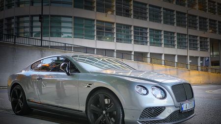 Bentley-ul de 155 de mii de euro, făcut cadou de un director soției, a scos din minți fotbaliștii unei echipe de tradiție din Anglia!
