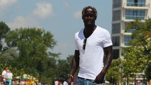 FOTO | Bacary Sagna petrece la Mamaia, fără soția sa, câteva zile de vacanță 
