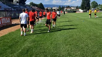 AFC Câmpulung Muscel s-a reunit cu gândul la Liga 2 și are mai mulți fotbaliști în probe. Retrogradata în Liga 3 speră să primească invitația FRF