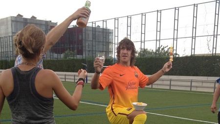 Îl credeai în stare de asta?** La BarÃ§a până și "durii" știu să facă show! VIDEO Puyol este genial în ultima campanie