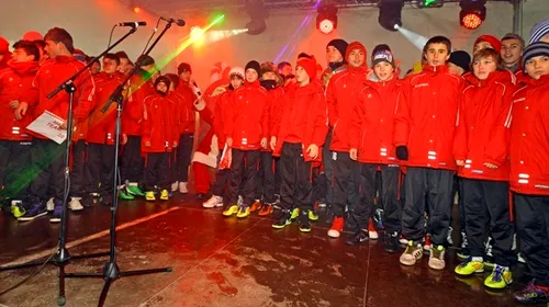 FOTO Moș Crăciun se îmbracă întotdeauna în alb și roșu!** Fotbaliștii lui Dinamo au împărțit cadouri juniorilor clubului