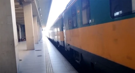 SINGURUL tren din România care are aer condiționat și toaletă proprie. Cât costă un bilet