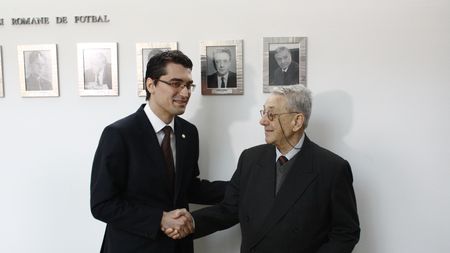 VIDEO | Gestul lui Răzvan Burleanu față de Mircea Pascu, primul președinte al FRF după Revoluția din 1989: "Am ținut foarte mult să facem acest lucru". Istoricul alegerilor din august 1990
