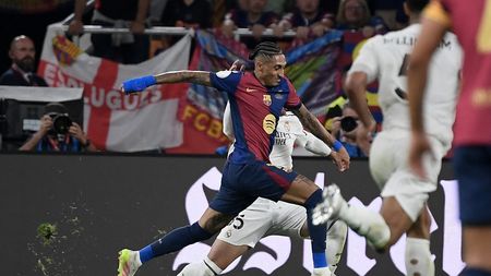 Nebunie totală în Barcelona - Real Madrid! Florentino Perez a reuşit ce şi-a propus: catalanii nu au primit un penalty clar în minutul 90+5, după un fault grosolan al lui Rudiger, iar în minutul 96 VAR anulează un penalty la simularea lui Raphinha