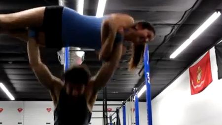 "Cum să agăți o fată la sala de forță"! VIDEO DUREROS:** consideri că gestul lui poate fi catalogat drept "glumă"?