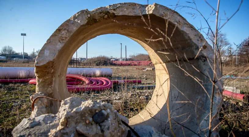REPORTAJ | Tabloul nepăsării! Cum arată ”stadionul” din Şelimbăr, care ar fi trebuit să fie gata acum patru ani