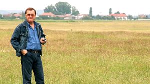 Ce pensie primeşte milionarul Dinel Staicu. Stă în vila lui Ceauşescu şi întoarce banii cu lopata, la 69 de ani, din chiria pentru Palatul RSR