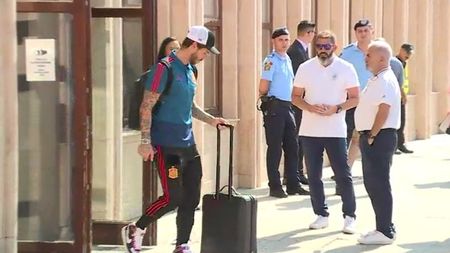 Naționala Spaniei a ajuns la București cu toată trupa. Sergio Ramos, De Gea, Busquets și celelalte staruri i-au lăsat pe români cu gura căscată. Cele 1,1 miliarde de euro din charterul de Madrid | FOTO