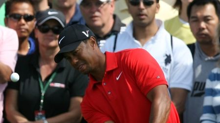 Tiger Woods, amendat pentru că a SCUIPAT pe terenul de golf!** VIDEO