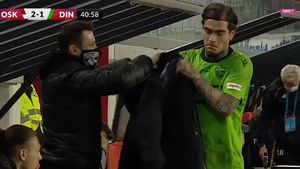 Răzvan Popa, vizibil dezamăgit după schimbarea înainte de pauză! De ce a decis Mircea Rednic să-l scoată de pe teren pe fundaș