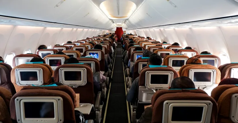 O companie aeriană a oferit 10.000 de dolari pasagerilor care au fost dispuși să renunțe la locul cumpărat. Câți pasageri au acceptat să o facă