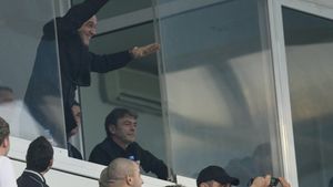 Nu mai "pleacă din Ghencea"!** Steliștii schimbă ADEVĂ‚RATUL imn al echipei: De ce e sigur Gigi Becali de pacea cu suporterii :)